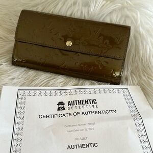 Beautiful COA green Vernis wallet